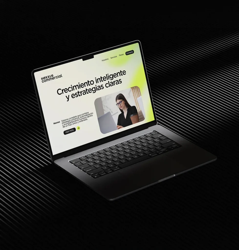 Branding y diseño web para Nexxus Commercial, empresa de CRM en Lima: laptop mostrando la página web de la marca