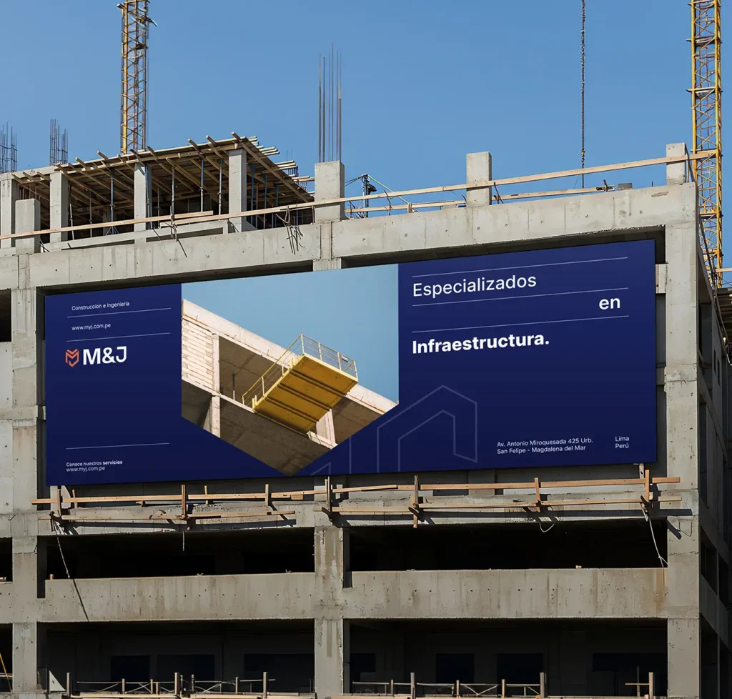 Branding para M&J Construcción e Ingeniería: valla publicitaria con la identidad de la marca en un edificio en construcción