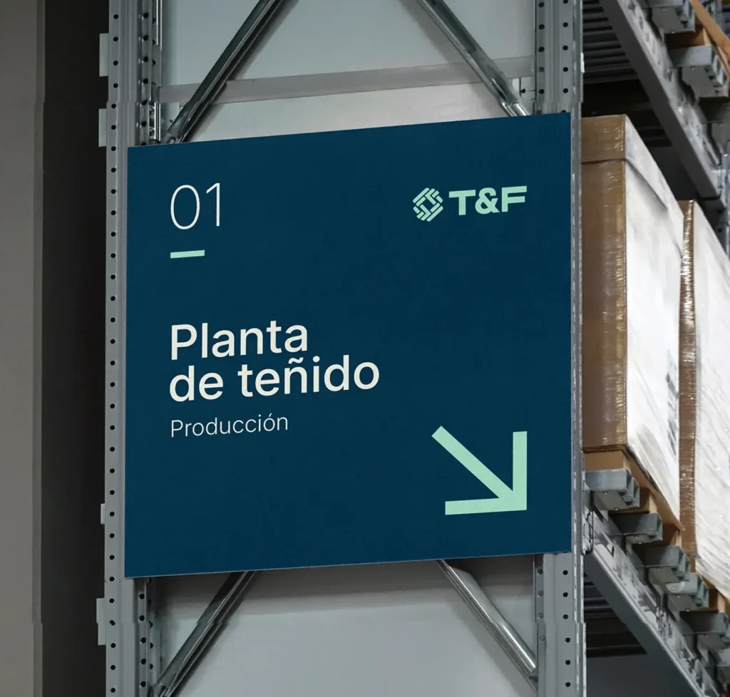 Branding para T&F Textiles: señalética de la planta de teñido con la identidad visual de la marca