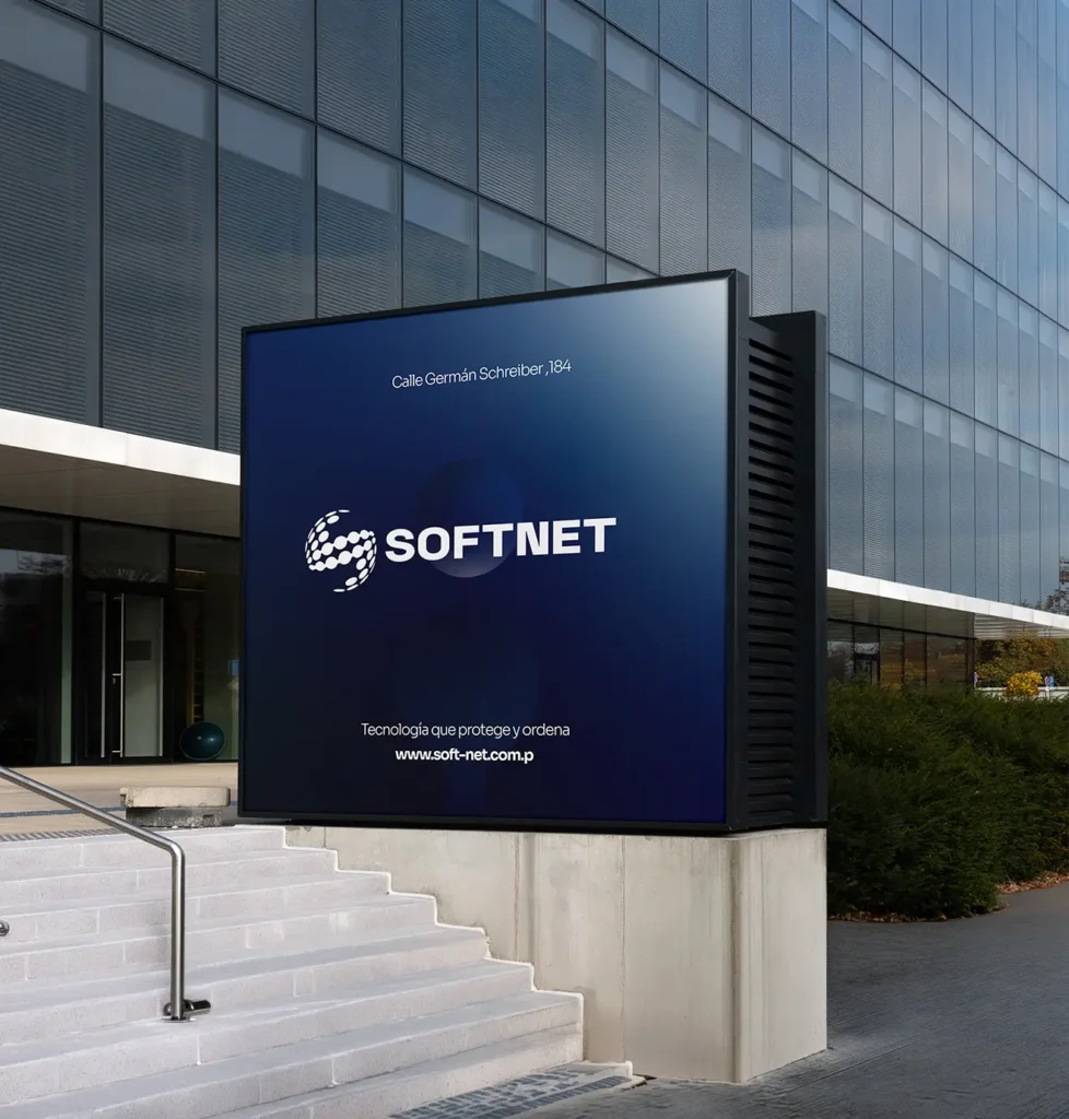 Estrategia de marca para Softnet, empresa de software: panel exterior con el logo y el eslogan de la marca frente a un edificio corporativo